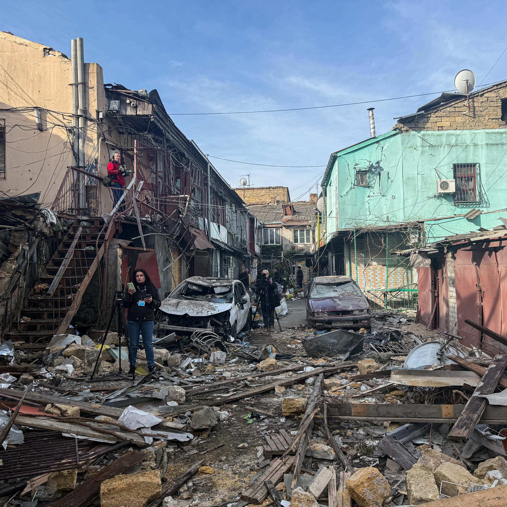 Beschädigte Häuser, Autos und Trümmerteile nach einem russischen Angriff in Odessa.