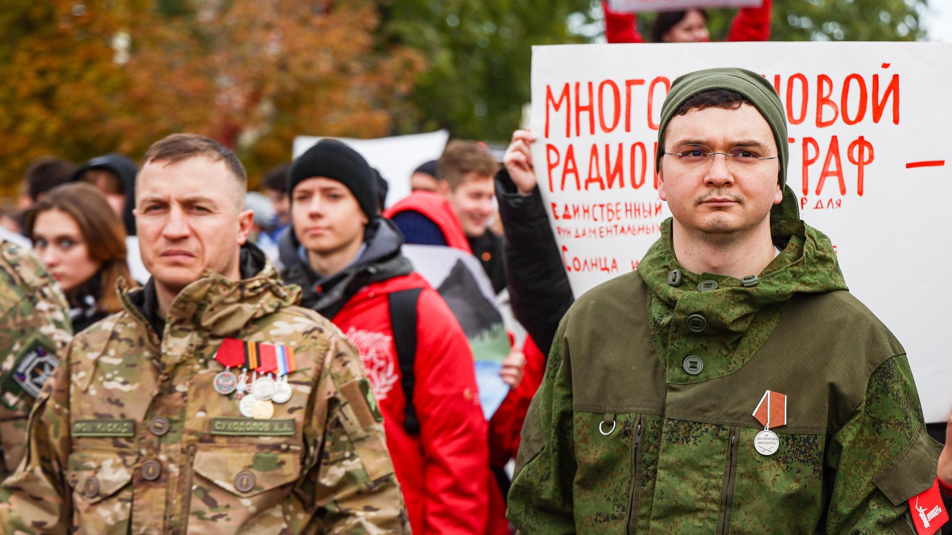 Putin-Fans feiern auf der Straße den Geburtstag des russischen Präsidenten 