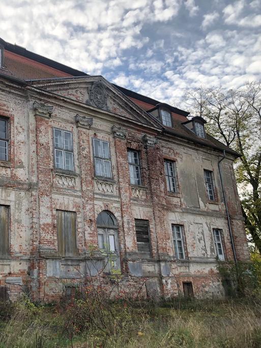 In einem Nebengelass des Barockschlosses Zichow in der Uckermark war einst ein Außenlager des KZ Ravensbrück untergebracht.