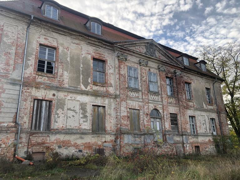 In einem Nebengelass des Barockschlosses Zichow in der Uckermark war einst ein Außenlager des KZ Ravensbrück untergebracht.