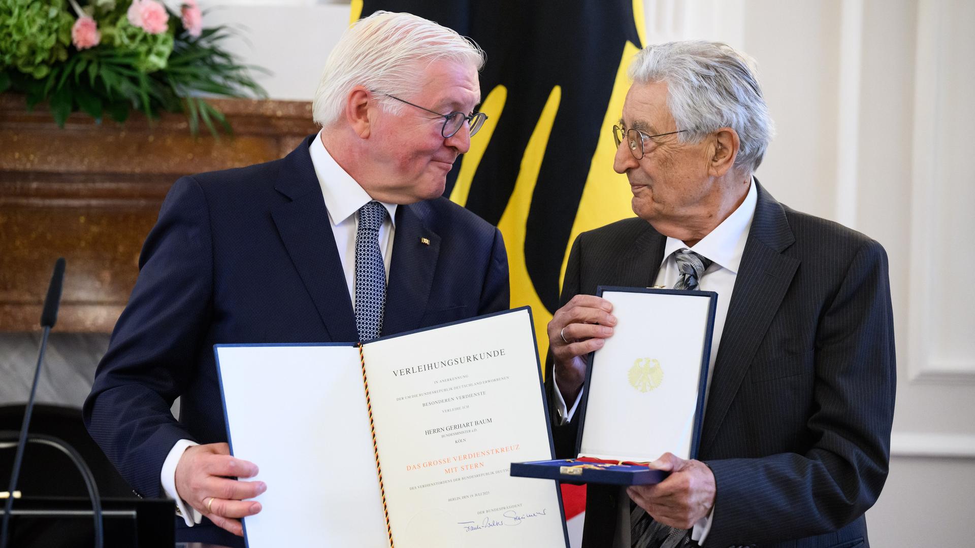 Bundespräsident Frank-Walter Steinmeier (l) verleiht im Schloss Bellevue das Große Verdienstkreuz mit Stern des Verdienstordens der Bundesrepublik Deutschland an den ehemaligen Bundesinnenminister Gerhart Baum (FDP).