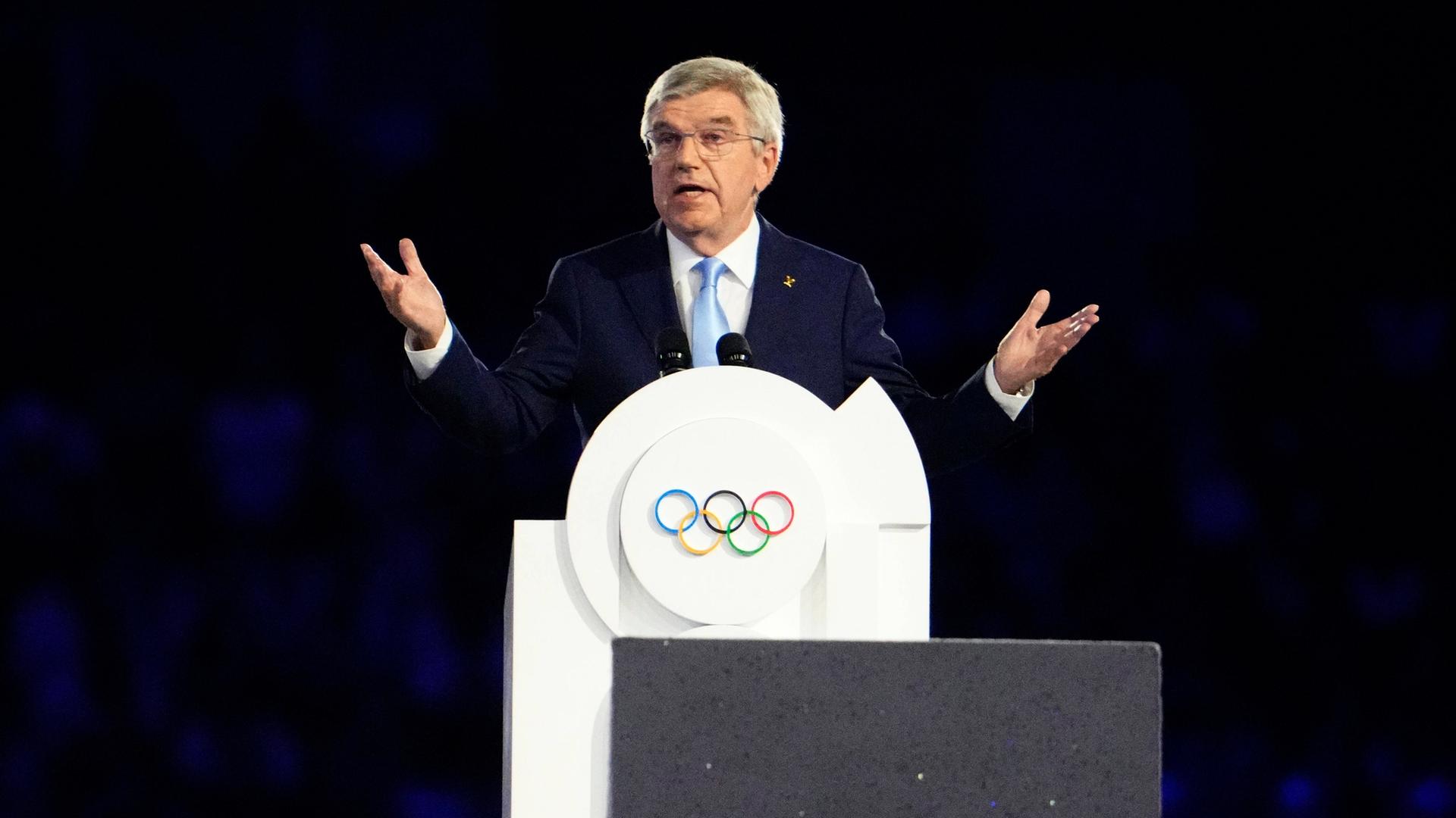 IOC-Präsident Thomas Bach hält eine Rede.