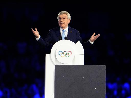 IOC-Präsident Thomas Bach hält eine Rede.