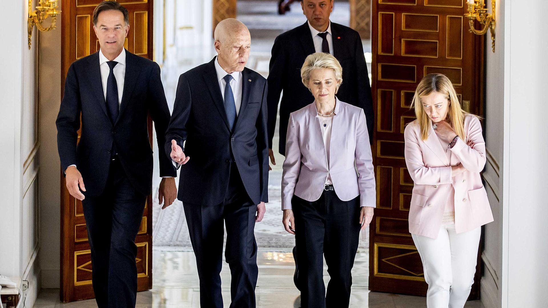Mark Rutte, Ursula von der Leyen, Giorgia Meloni gehen mit Kais Saied durch dessen Präsidentenpalast in Tunis.