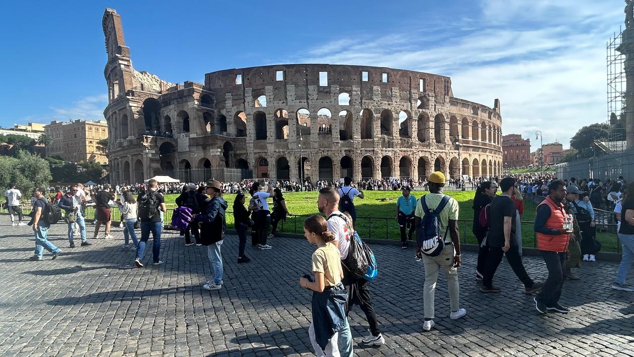 Touristen vor dem Kolosseum
