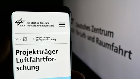 Blick auf ein Handy mit dem Logo des Deutschen Luft- und Raumfahrtzentrums