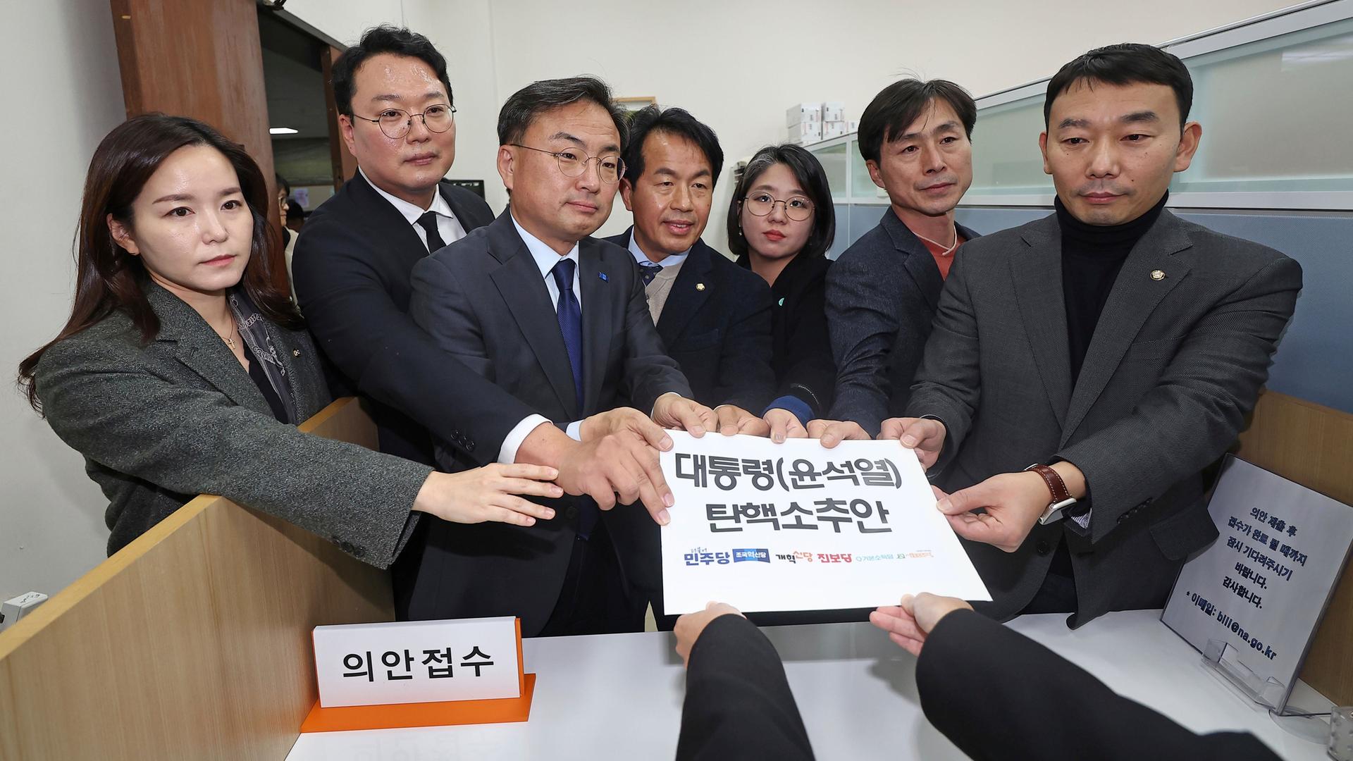 Seoul: Abgeordnete der südkoreanischen Opposition reichen einen Gesetzentwurf zur Amtsenthebung von Präsident Yoon Suk Yeol im Büro der Nationalversammlung ein. 