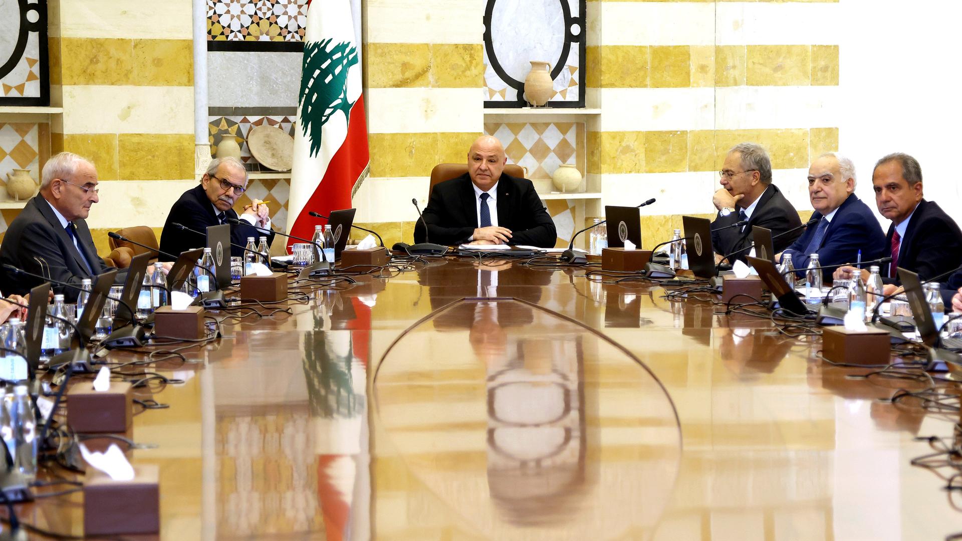 Beirut: Der libanesische Präsident Joseph Aoun (M) und der libanesische Ministerpräsident Nawaf Salam (l, hinten) leiten eine Kabinettssitzung im Präsidentenpalast in Baabda.