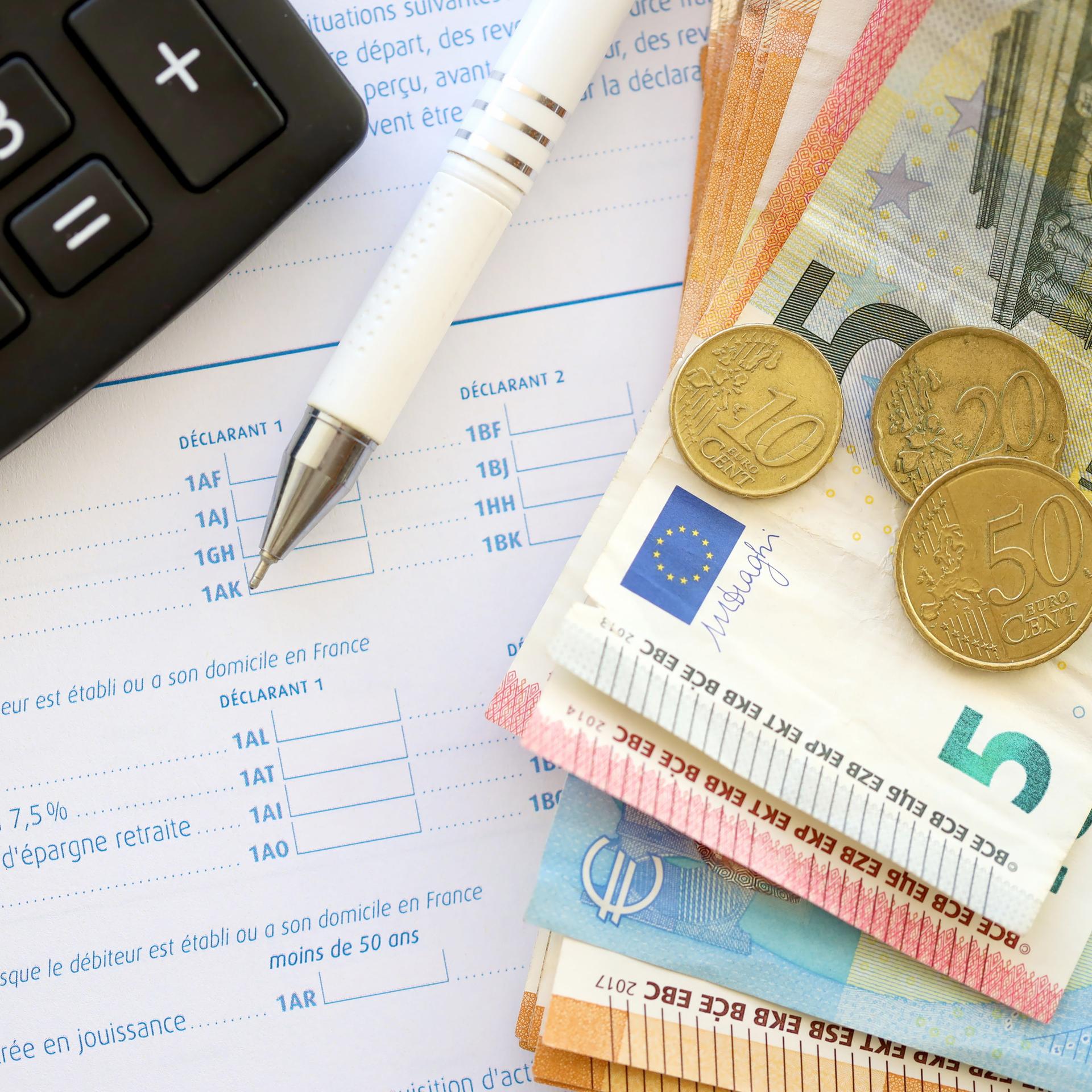 Eine Person füllt Formulare für eine Steuererklärung aus