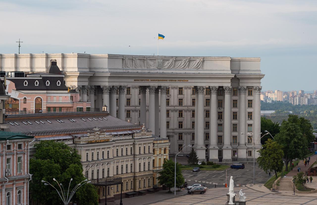 Auf dem Außenministerium in Kiew weht eine ukrainische Nationalflagge.