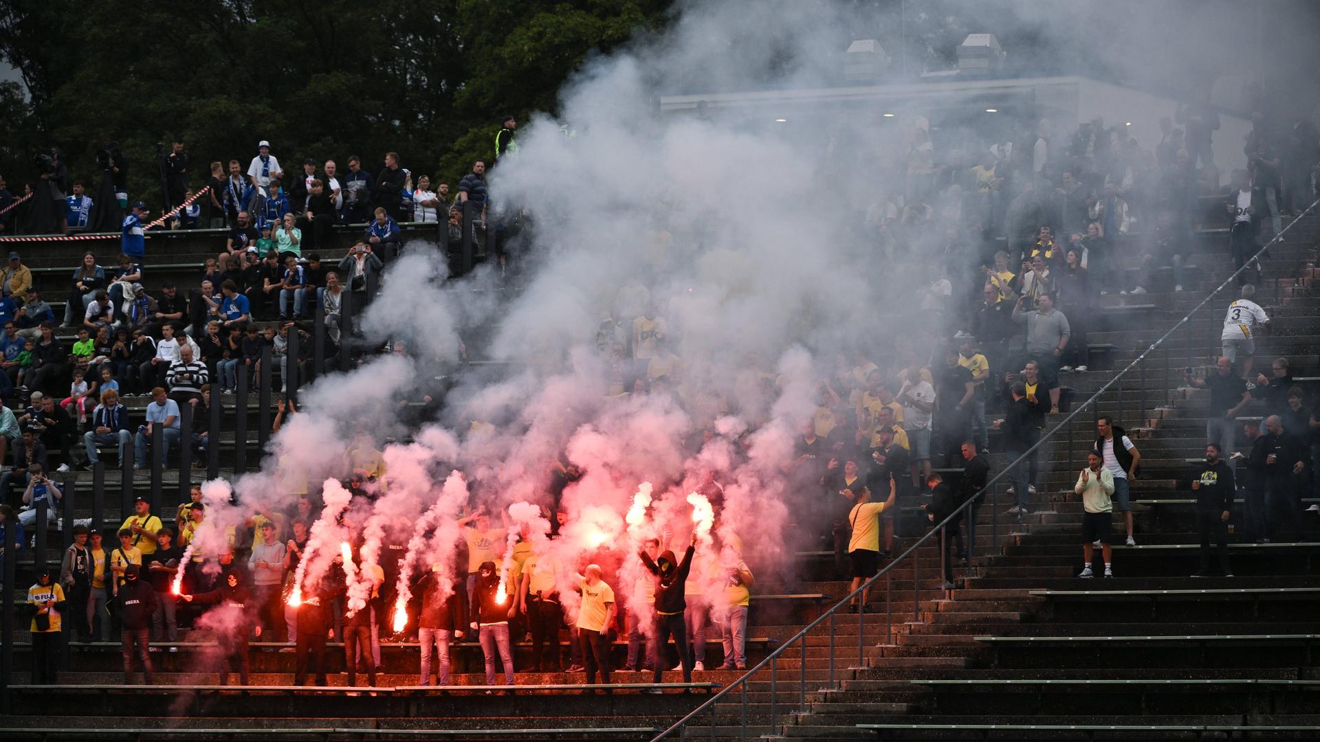 Breda-Fans zündeten Bengalos und Knallkörper auf der Tribüne im Gelsenkirchener Fußballstadion. Breda-Fans zündeten Bengalos und Knallkörper auf der Tribüne im Gelsenkirchener Fußballstadion.