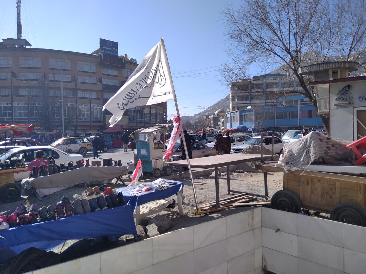 Markt im Zentrum von Kabul mit der neuen Fahne des Islamischen Emirats Afghanistan
