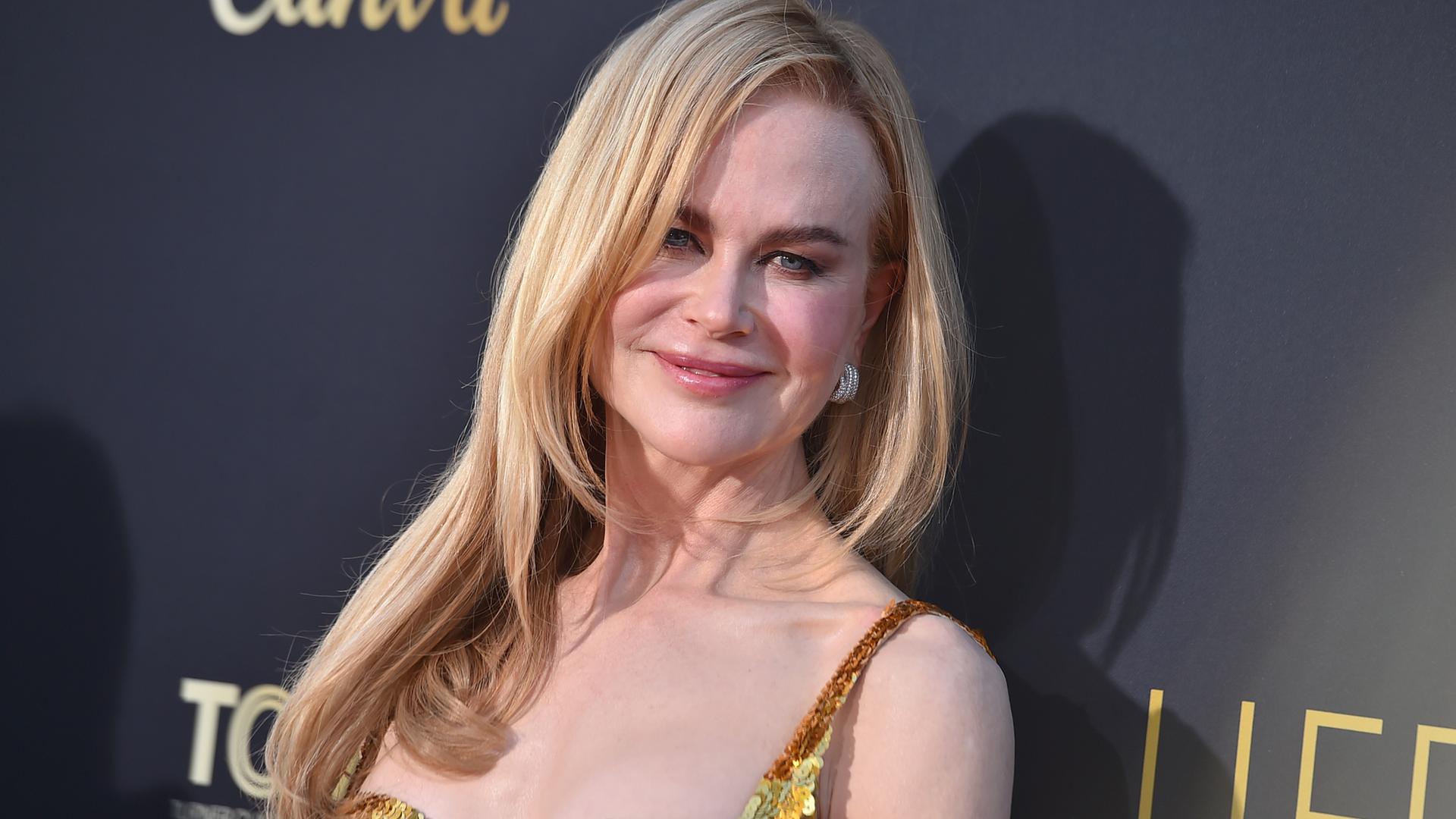 Nicole Kidman im goldenen Glitzerkleid bei der Preis-Gala des American Film Institute. 