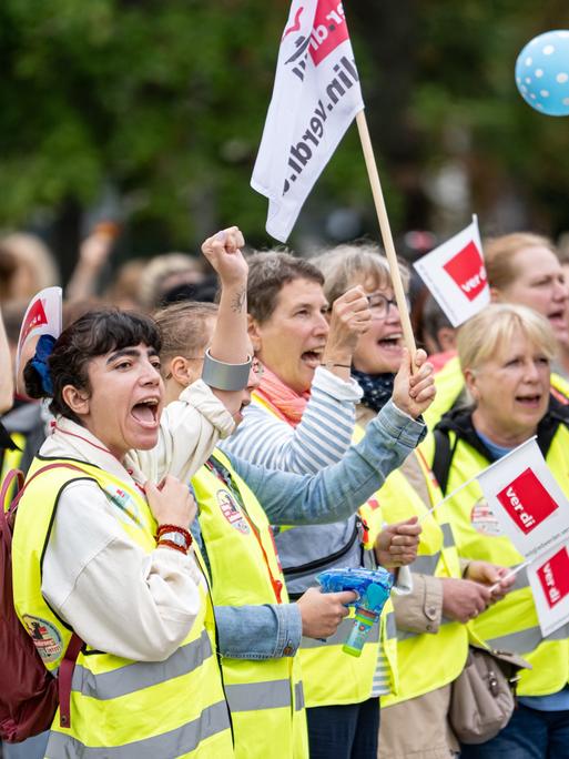 Menschen nehmen an einer Kundgebung der Gewerkschaften GEW und Verdi zu einem eintägigen Warnstreik in den Kita-Eigenbetrieben des Landes Berlin vor dem Roten Rathaus teil.