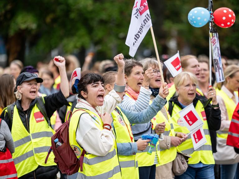 Menschen nehmen an einer Kundgebung der Gewerkschaften GEW und Verdi zu einem eintägigen Warnstreik in den Kita-Eigenbetrieben des Landes Berlin vor dem Roten Rathaus teil.