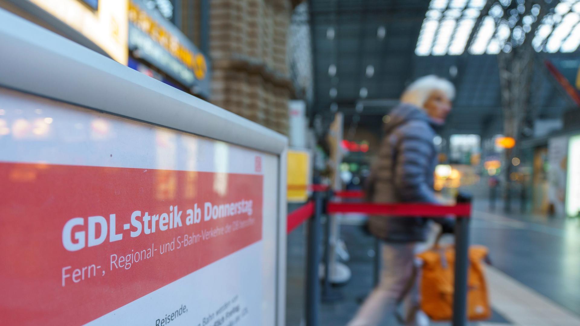 Eine Hinweistafel im Hauptbahnhof informiert über den Streik der Lokführergewerkschaft GDL. Eine Hinweistafel im Hauptbahnhof informiert über den Streik der Lokführergewerkschaft GDL.