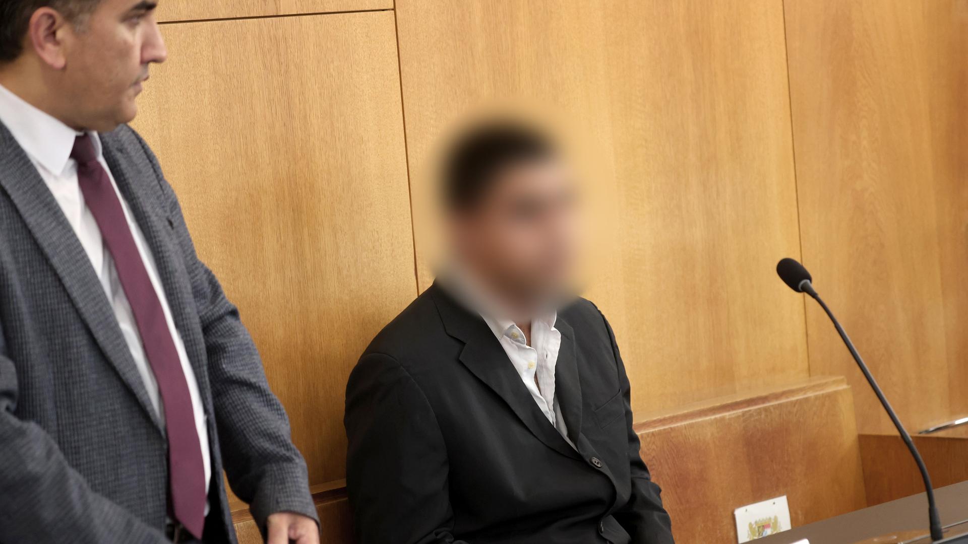 Aschaffenburg: Ein Beschuldigter (r) sitzt im Gerichtssaal des Landgerichtes neben einem Dolmetscher. Aschaffenburg: Ein Beschuldigter (r) sitzt im Gerichtssaal des Landgerichtes neben einem Dolmetscher.