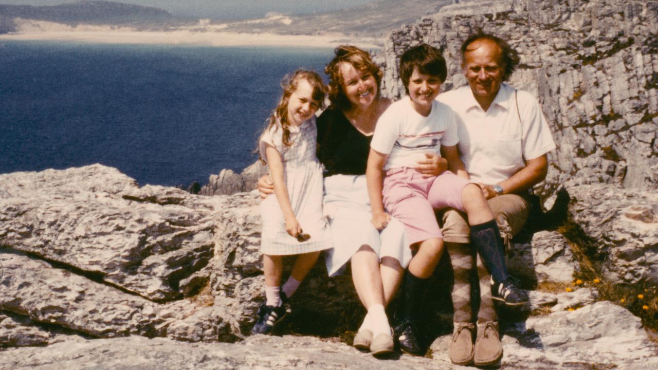 Glückliche Familie an der Küste: Familie Decker auf einem älteren Urlaubsfoto. 