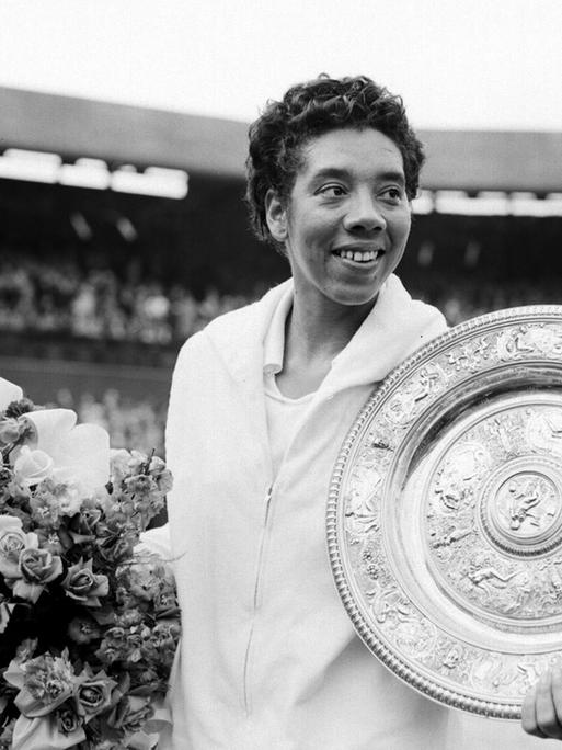 Die schwarze US-Amerikanerin Althea Gibson gewinnt das Damen-Einzel in Wimbledon 1958.