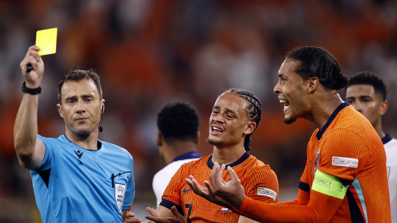 Schiedsrichter Felix Zwayer im blauen Trikot zeigt bei der EM in Deutschland einem niederländischen Spieler die Gelbe Karte, der heftig protestiert.