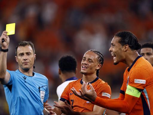 Referee Felix Zwayer zeigt bei der EM in Deutschland einem niederländischen Spieler die Gelbe Karte.