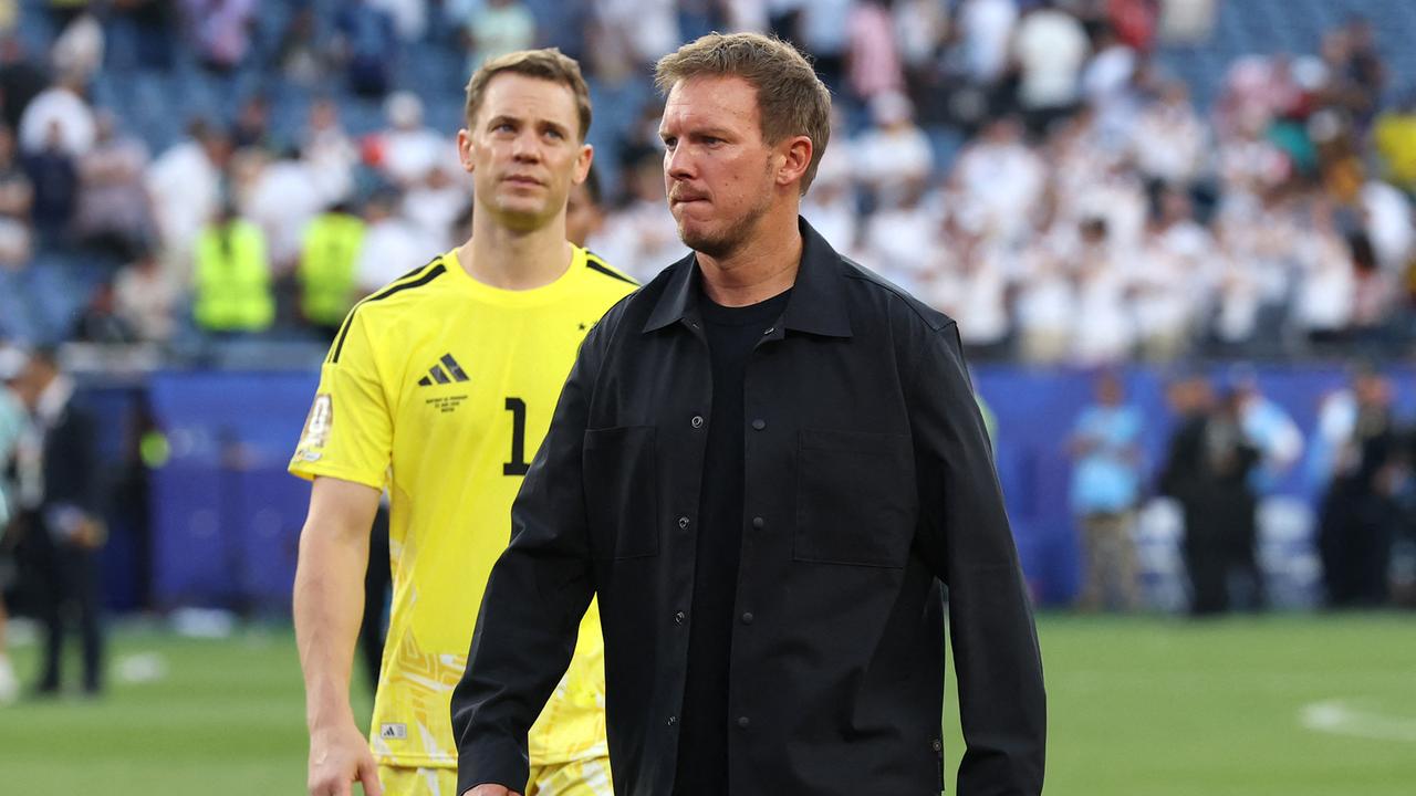 Julian Nagelsmann läuft enttäuscht über den Platz. Hinter ihm läuft Manuel Neuer.