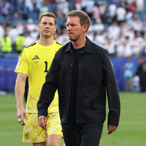 Julian Nagelsmann läuft enttäuscht über den Platz. Hinter ihm läuft Manuel Neuer.