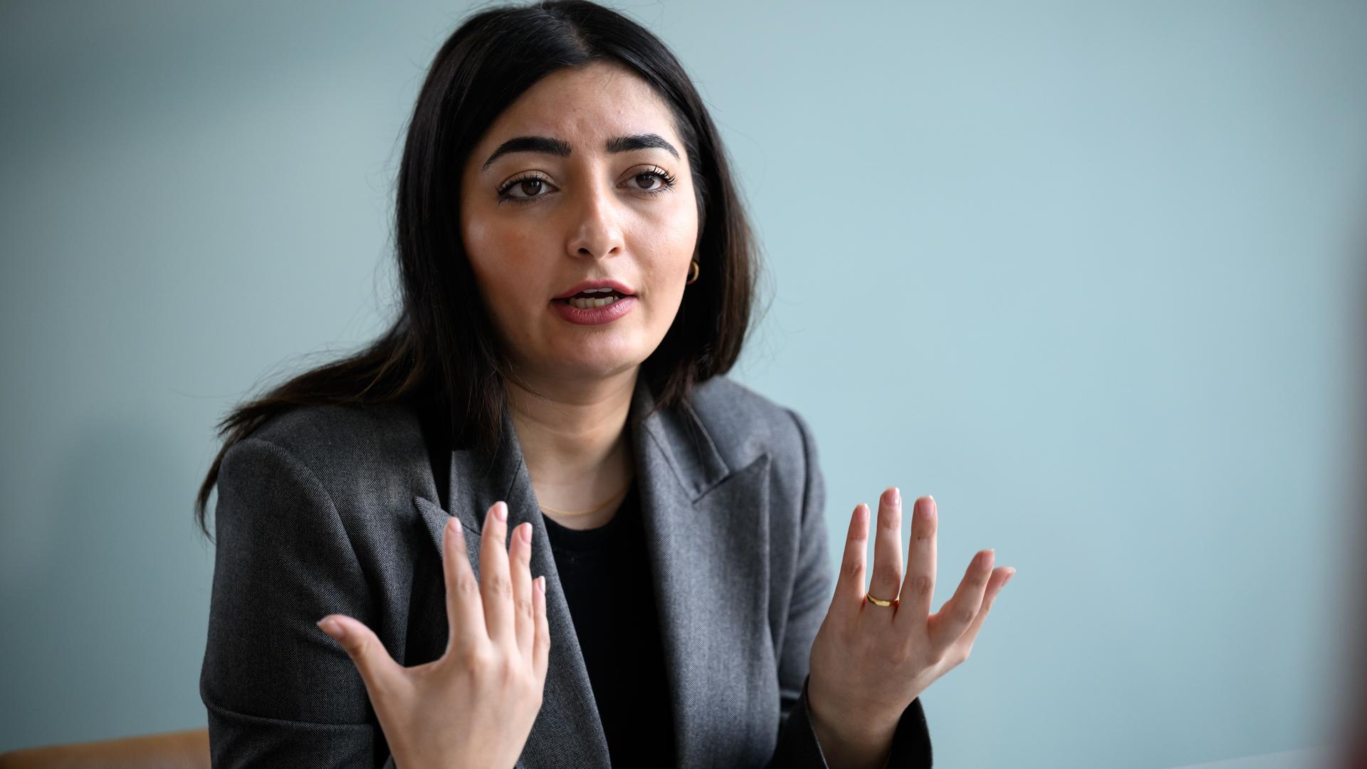 Das Foto zeigt die Beauftragte der Bundesregierung für Migration, Flüchtlinge und Integration, Reem Alabali-Radovan, die an einem Tisch sitzt und gestikuliert. Das Foto zeigt die Beauftragte der Bundesregierung für Migration, Flüchtlinge und Integration, Reem Alabali-Radovan, die an einem Tisch sitzt und gestikuliert.