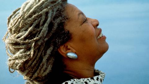 Seitliches Portrait von Toni Morrison, die gen Himmel schaut
