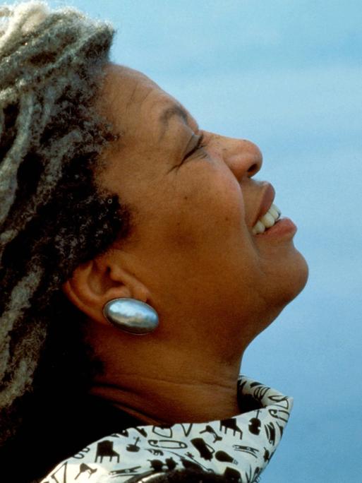 Seitliches Portrait von Toni Morrison, die gen Himmel schaut