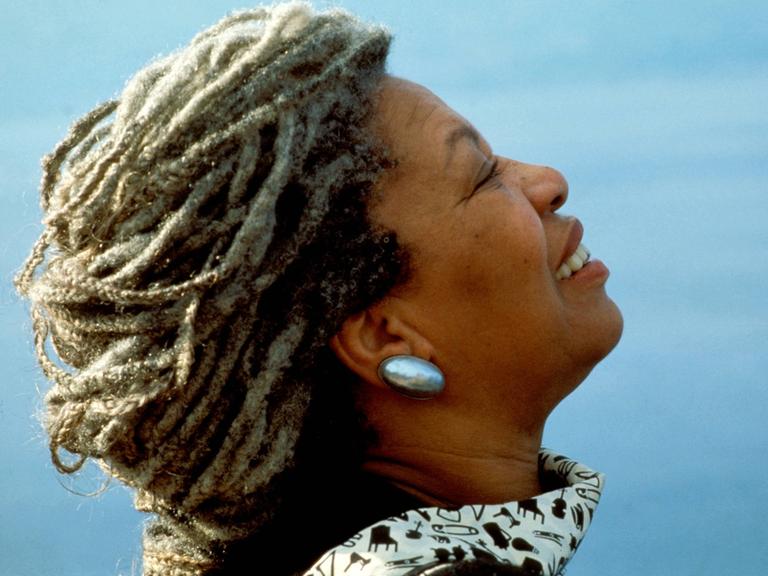 Seitliches Portrait von Toni Morrison, die gen Himmel schaut