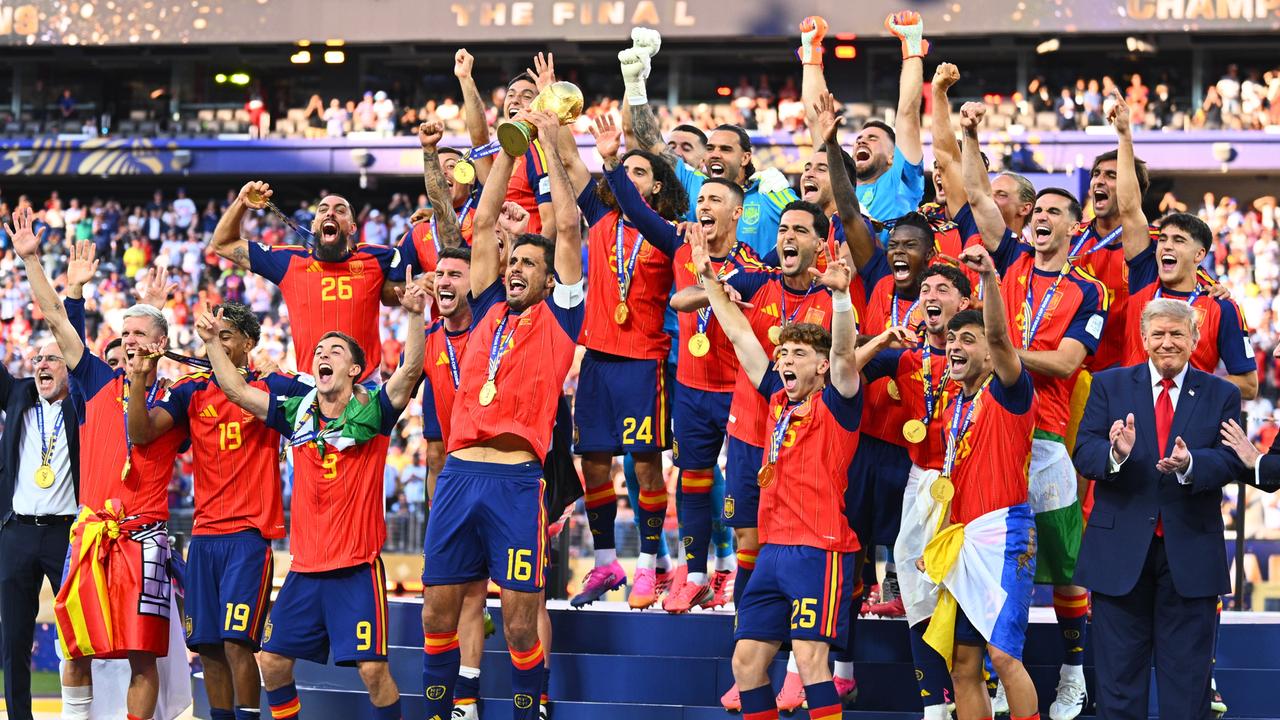 Die spanische Fußball-Nationalmannschaft jubelt mit dem WM-Pokal.