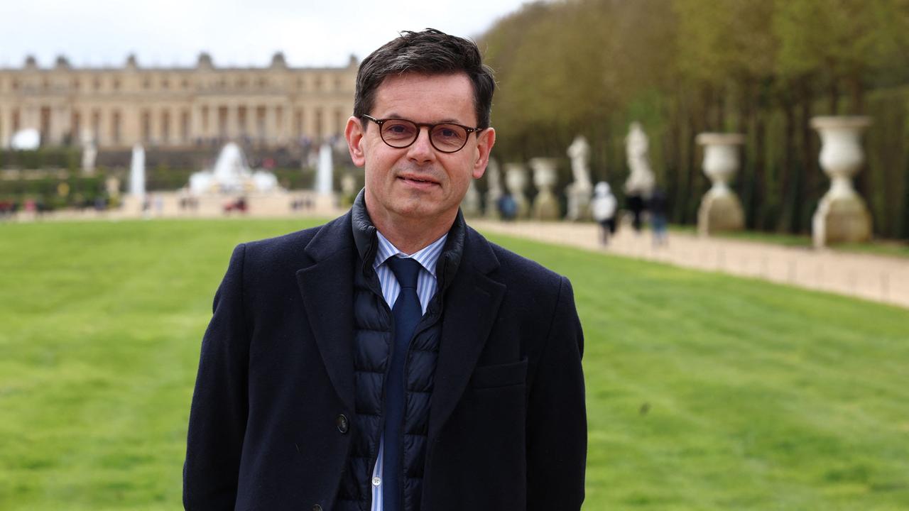 Christophe Leribault, Präsident des Schlosses von Versailles, steht vor dem Schloss. 