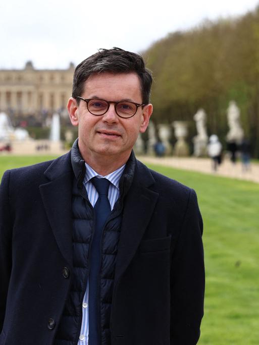 Christophe Leribault, Präsident des Schlosses von Versailles, steht vor dem Schloss. 