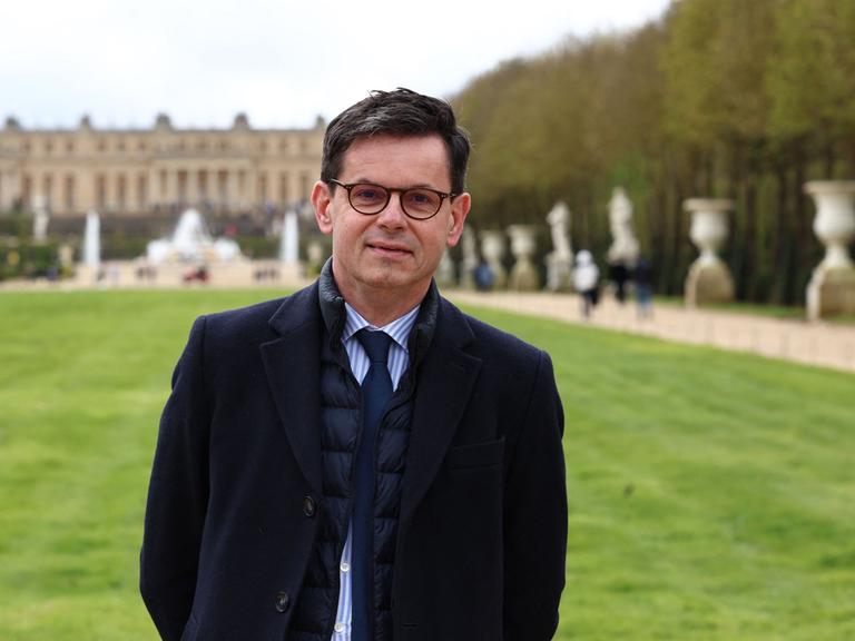 Christophe Leribault, Präsident des Schlosses von Versailles, steht vor dem Schloss. 