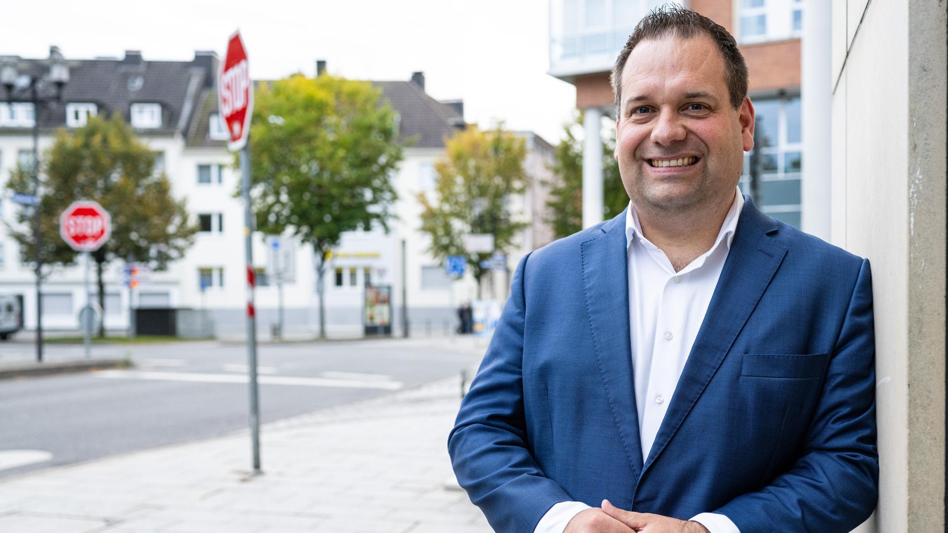 Dennis Rehbein (CDU), Oberbürgermeister der nordrhein-westfälischen Stadt Hagen, lächelt in die Kamera Dennis Rehbein (CDU), Oberbürgermeister der nordrhein-westfälischen Stadt Hagen, lächelt in die Kamera