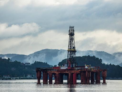  In einem norwegischen Fjord steht eine Bohrinsel