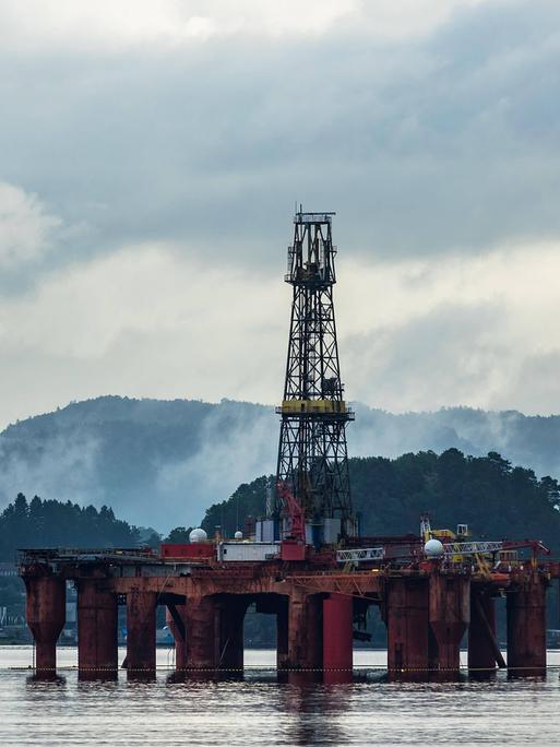 In einem norwegischen Fjord steht eine Bohrinsel
