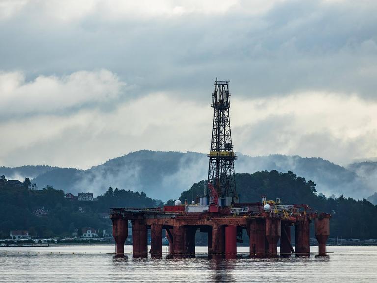  In einem norwegischen Fjord steht eine Bohrinsel