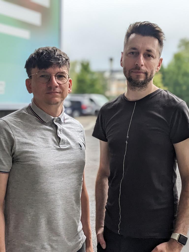 Die Hosts des Podcasts "Ostkinder 80/82" Danny Frede und Alexander Derno stehen vor dem Dlf-Funkhaus in Köln. 