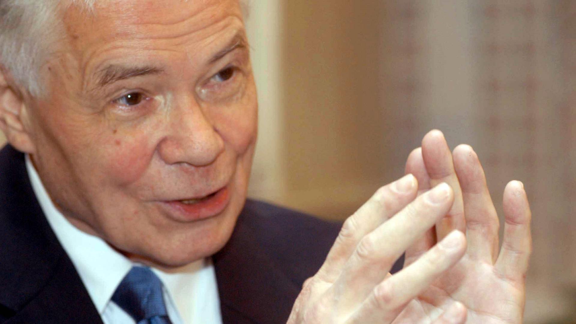Sänger Dietrich Fischer-Dieskau in einem Gespräch im Jahr 2002.