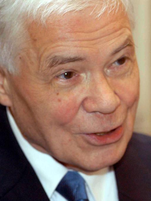 Sänger Dietrich Fischer-Dieskau in einem Gespräch im Jahr 2002.
