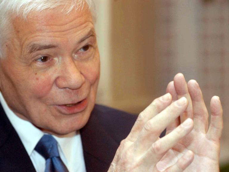 Sänger Dietrich Fischer-Dieskau in einem Gespräch im Jahr 2002.