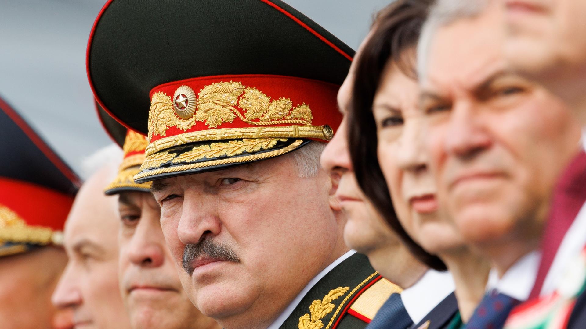 Der belarussische Präsident Alexander Lukaschenko mit anderen Politikern bei einer Militärparade. 