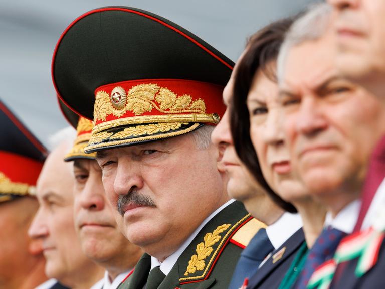 Der belarussische Präsident Alexander Lukaschenko mit anderen Politikern bei einer Militärparade. 