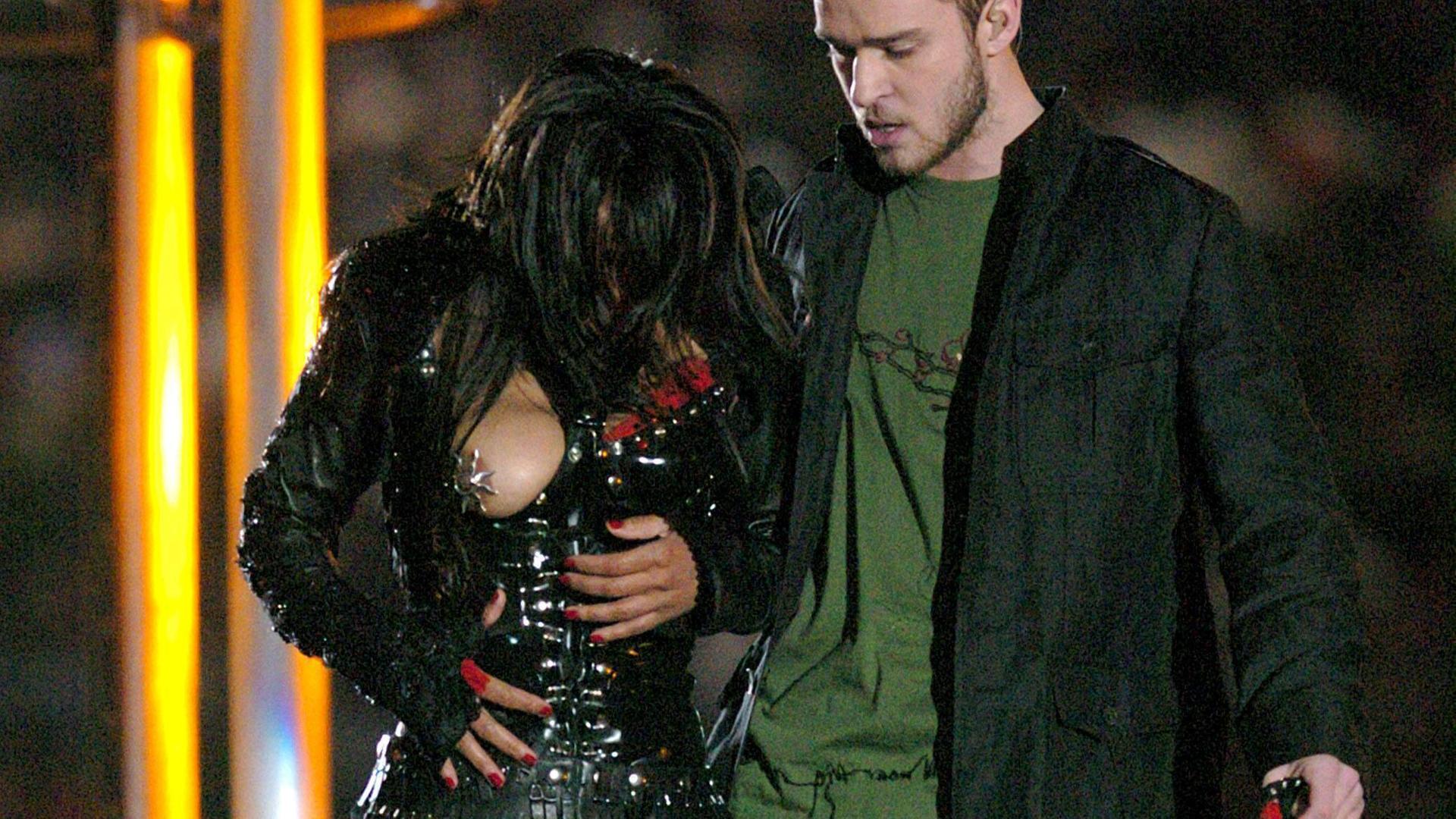 Der Auftritt von Janet Jackson und Justin Timberlake bei der Halftimeshow des Superbowls im Jahr 2004, die freigelegte Brust der Sängerin wird als skandalträchtig empfunden.