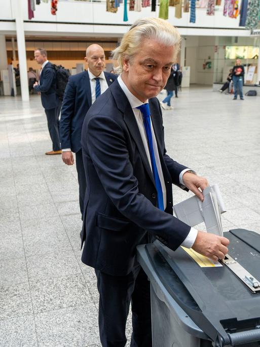 Der niederländische Rechtspopulist Geert Wilders steckt einen Wahlzettel in eine Urne. 