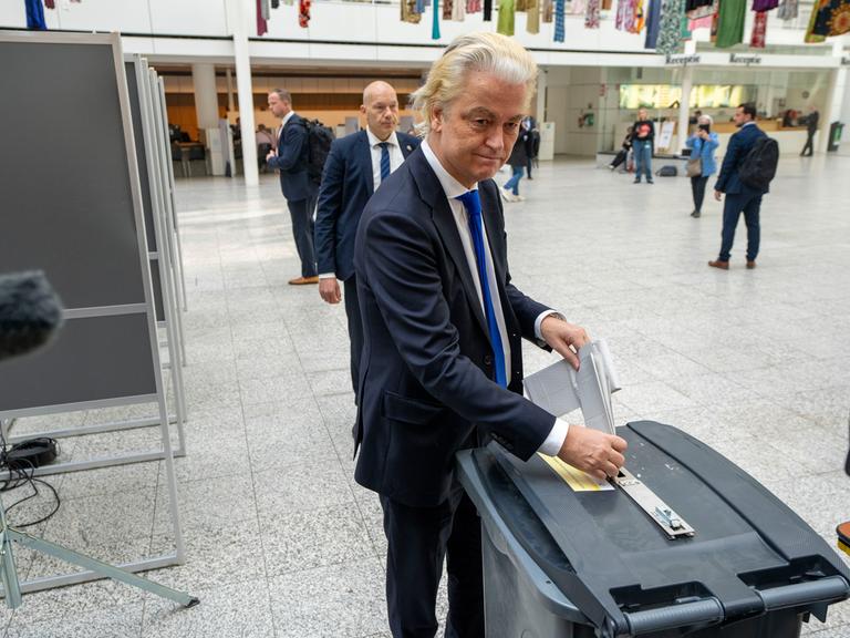 Der niederländische Rechtspopulist Geert Wilders steckt einen Wahlzettel in eine Urne. 