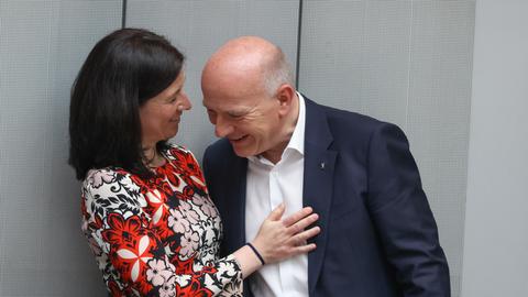 Katharina Günther-Wünsch (CDU), Bildungssenatorin, und Kai Wegner (CDU), Regierender Bürgermeister, stehen bei einer Plenarsitzung des Berliner Abgeordnetenhauses dicht beeinander und lachen.