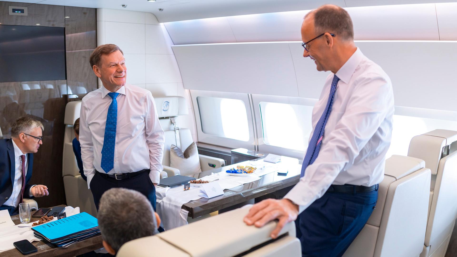 Johann Wadephul, Bundesaußenminister, und Friedrich Merz, Bundeskanzler auf dem Flug nach Paris. Johann Wadephul, Bundesaußenminister, und Friedrich Merz, Bundeskanzler auf dem Flug nach Paris.